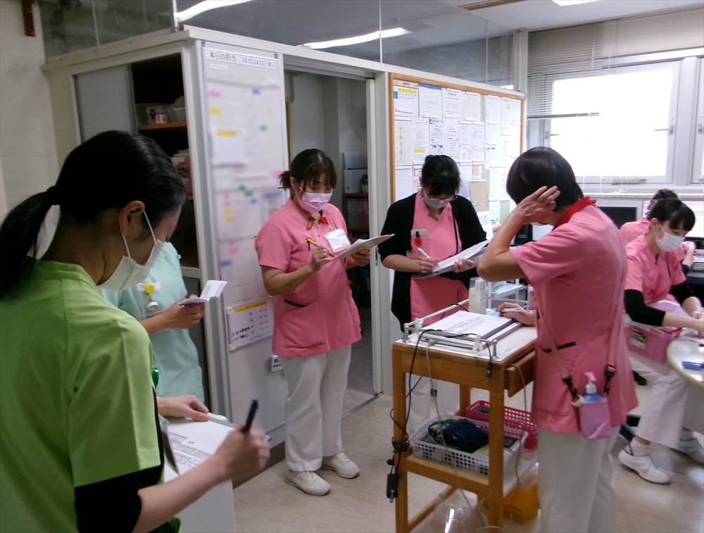 朝の申し送りの様子