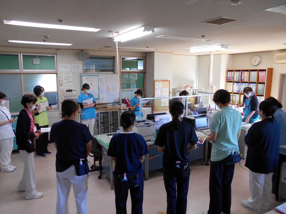 朝の申し送りの様子