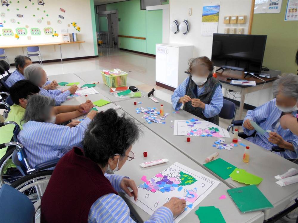 ちぎり絵レクリエーションの様子