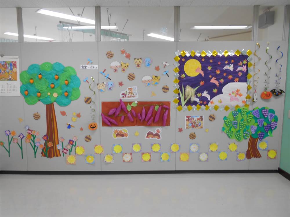 ホールいっぱいに季節感を感じられるように工夫