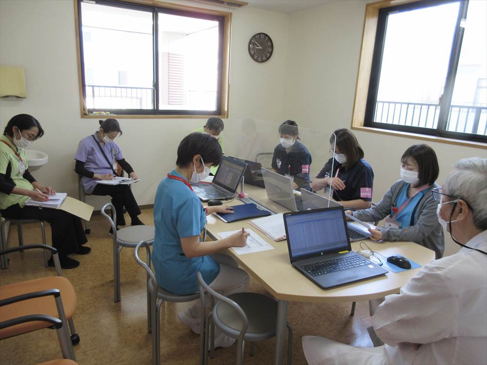 多職種間でのカンファレンス